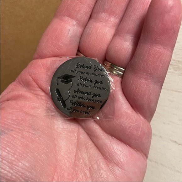 Pocket hug token (graduation) - Picture 3 of 4